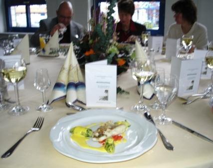 Auf der Haut gebratener Zander mit Ingwerschuppen, Safransauce, Paprikagemüse und Petersilienkartoffeln. Zu diesem Hauptgang wurde Auggener Pinot-Blanc serviert. Foto: Eckart Kreitlow